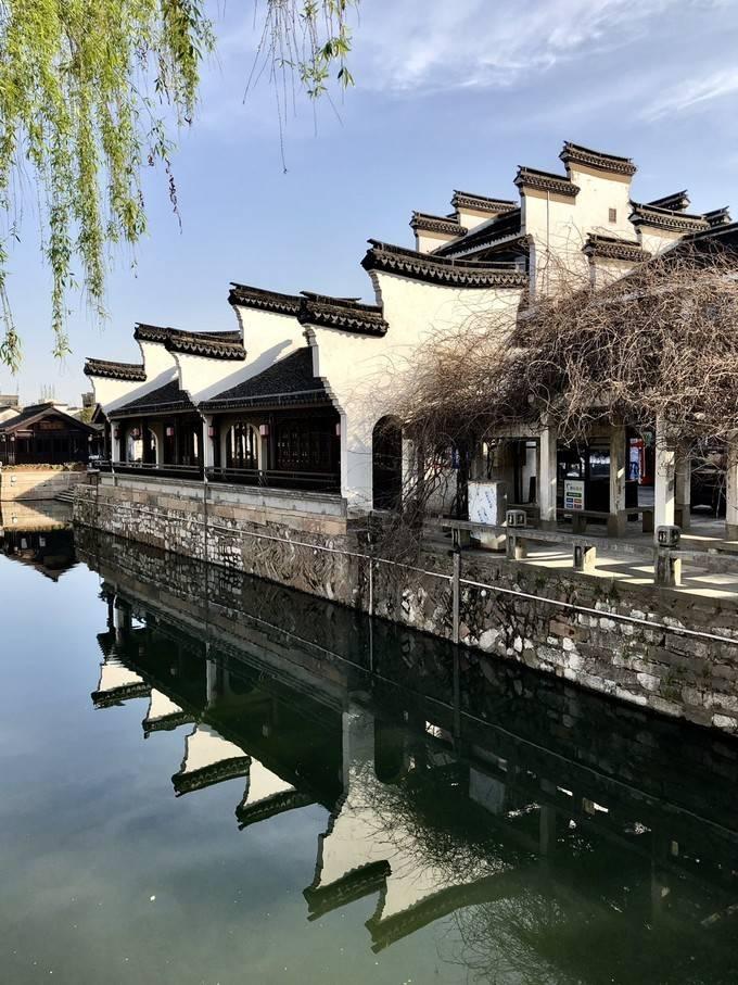 阿鹏做催收几年了，每天都是在说谎和被骂中度过。游戏画面